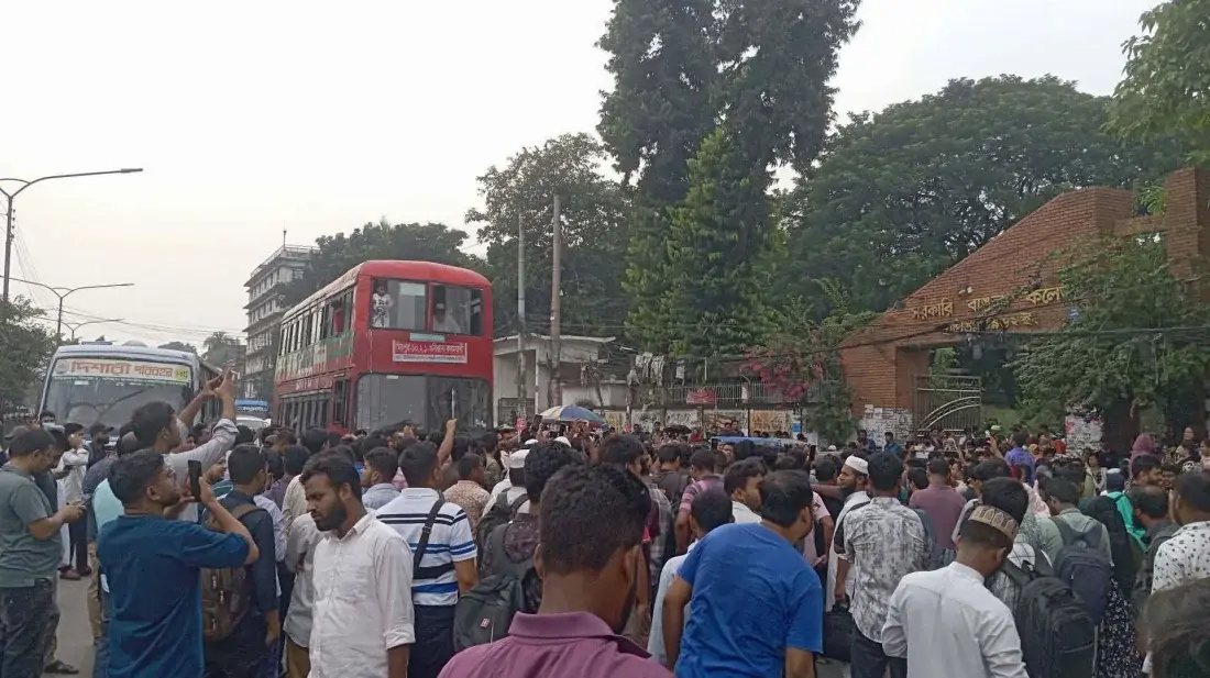 প্রশ্নফাঁসের প্রতিবাদে ঢাকার রাজপথে আন্দোলন, বিভিন্ন পয়েন্টে যান চলাচল বন্ধ