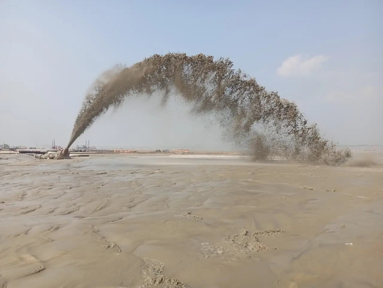 নাব্যতা সংকটে ব্যাহত দৌলতদিয়া-পাটুরিয়া নৌরুটে ফেরি চলাচল, বাড়ছে ড্রেজিংয়ের লক্ষ্যমাত্রা