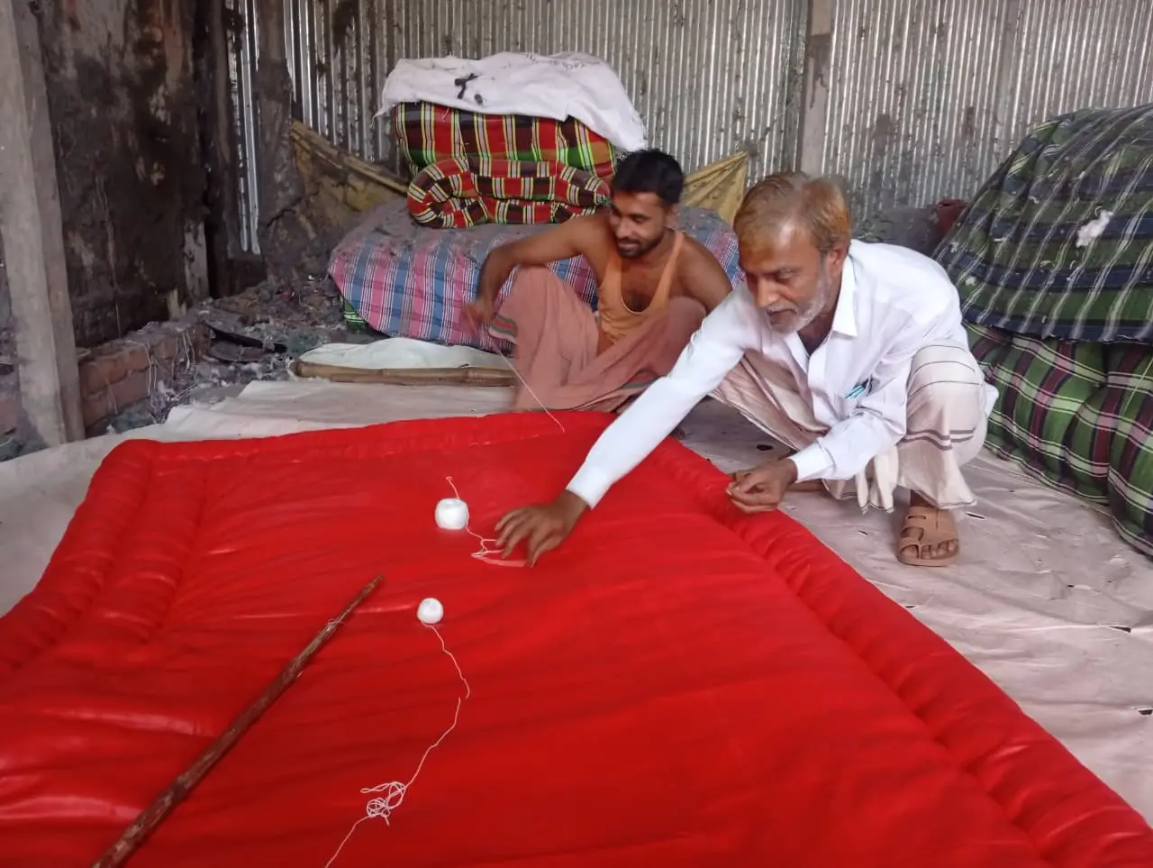 শীতের আগমনী বার্তায় ব্যস্ত লেপ-তোষক কারিগর